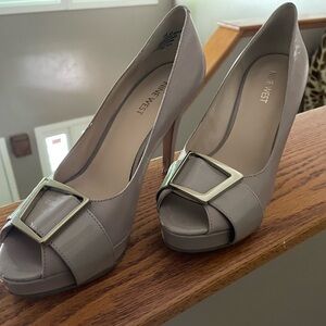 Nine West SIZE 7 light tan peep top pump with silver buckle